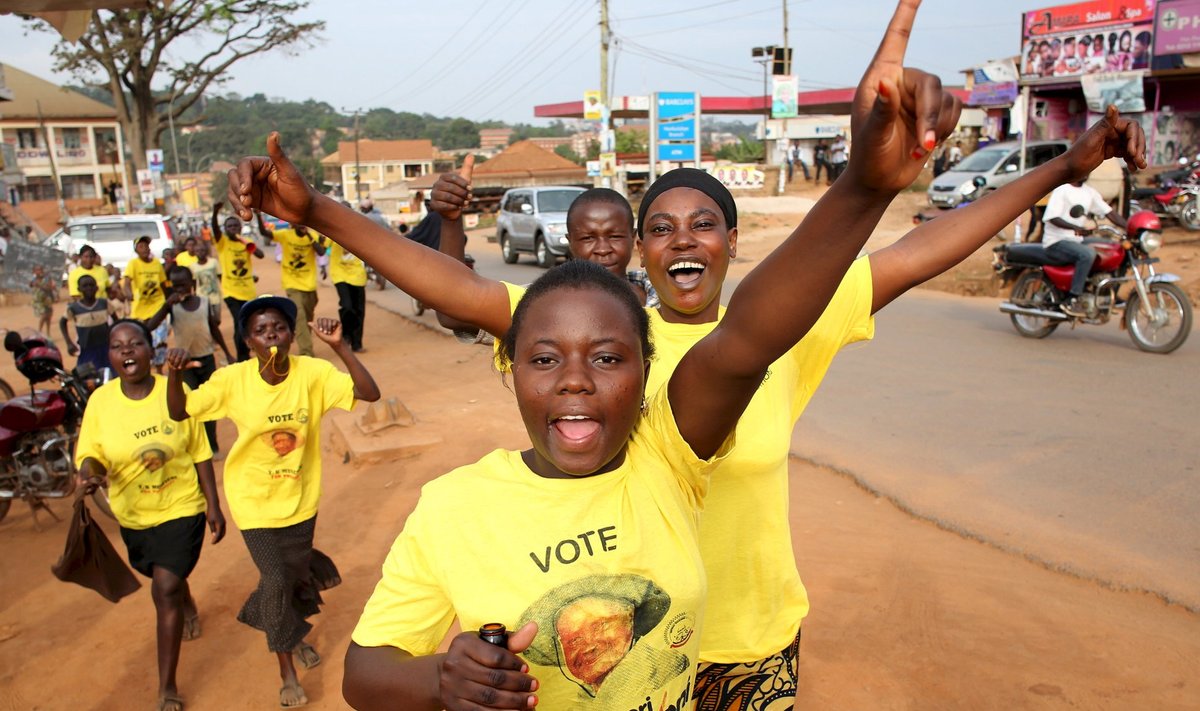 PRESIDENT TERVEKS ELUKS? Uganda presidendi Yoweri Museveni toetajad tähistavad Kampla tänavatel oma lemmiku valimisvõitu. 