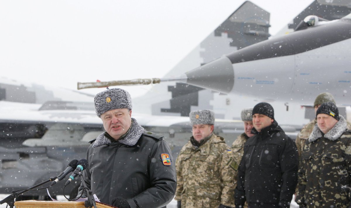 „Nii me kasutame seda nn vaherahu,” ütles Ukraina president Petro Porošenko esmaspäeval, kui andis sõjaväele üle uusi või parandatud lennukeid, suurtükke, soomusmasinaid. Tema sõnul on Ukraina relvajõud nüüd täielikult varustatud.