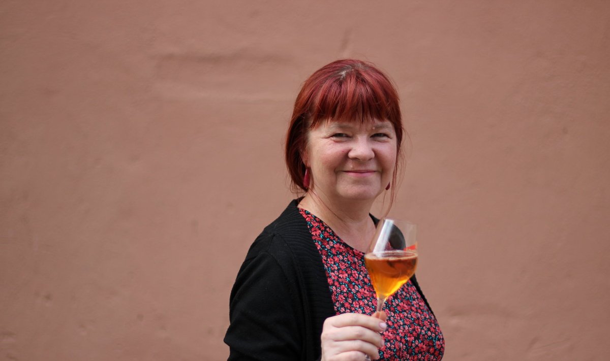 Veinivilla perenaine Tiina Kuuler sai pudelisse Eesti esimese valge veini, mis valmistatud punase veini meetodil.