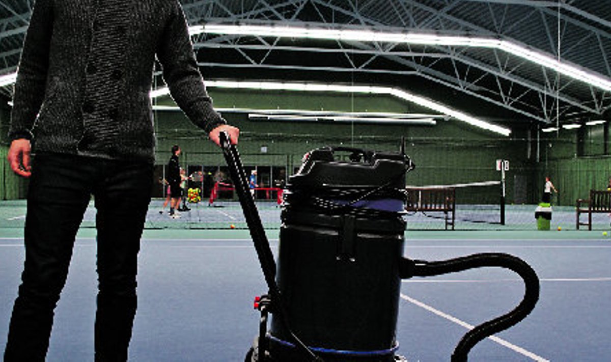 Tartu tennisekeskuse juhataja Egert Ivaste loodab, et varsti teeb koristustöö ära teadlaste ehitatud robot.