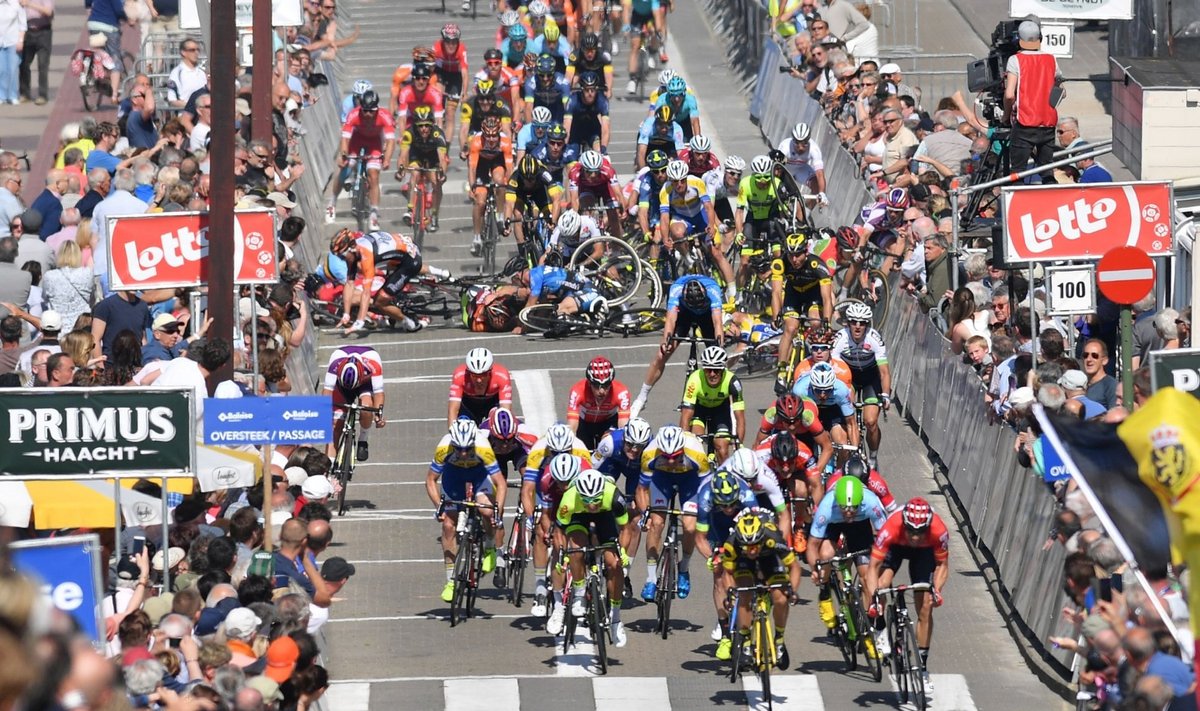Massikukkumine Belgia velotuuri esimese etapi finišis