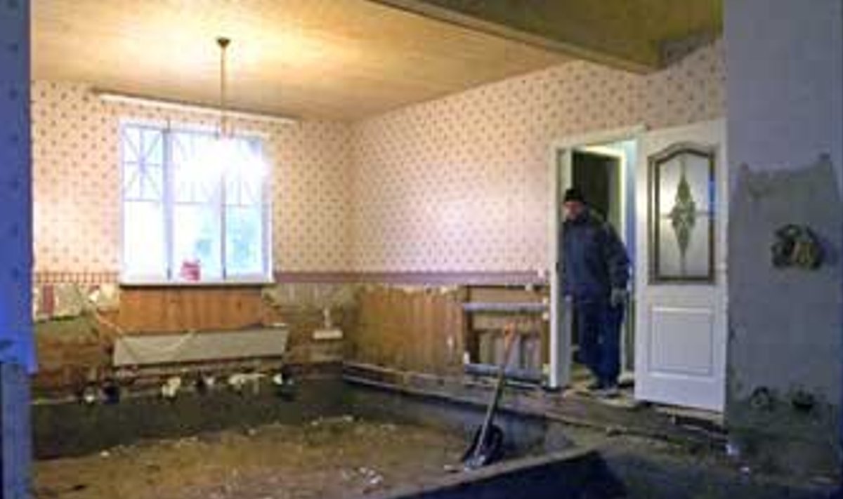TORMIST VIIDUD: Muinsuskaitse all oleva maja omanik Viktor Siilats kinnitab, et tema vara on kindlustatud ja ta saab tormikahjudega ise hakkama.