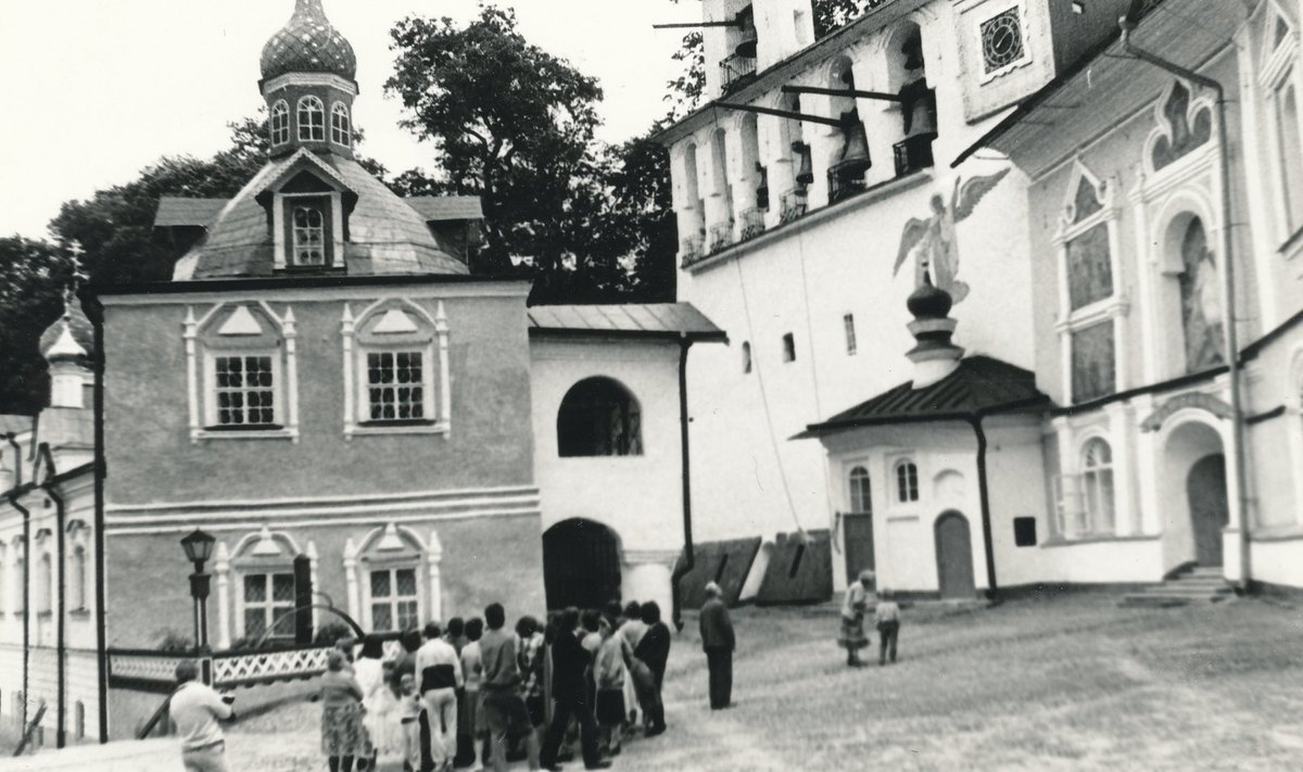 Vabadussõja järel läks Petseri mungaklooster Eesti koosseisu ning erinevalt Nõukogude Liidu alale jäänud õigeusu kloostritest seda 1920.–1930. aastatel ei suletud. 