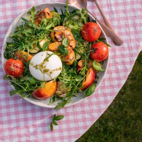 Salat grillitud nektariini, suvikõrvitsa ja burrata’ga