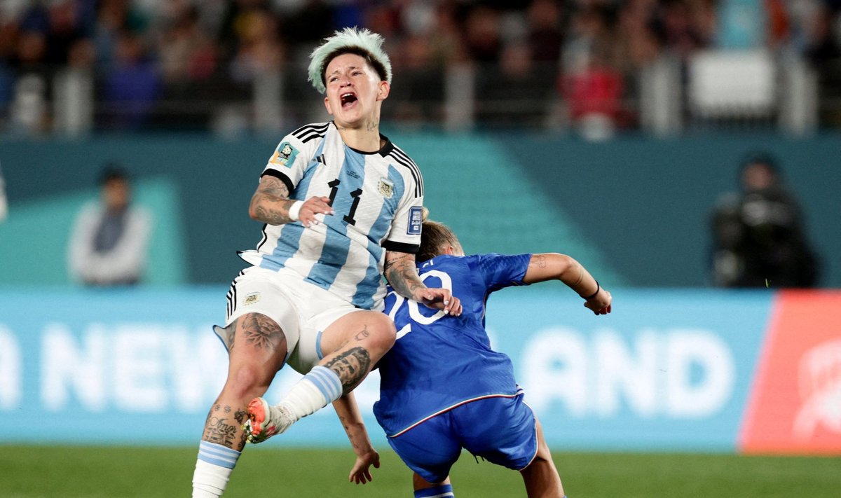 Argentina jalgpallinaiskond alustas MM-i 0 : 1 kaotusega Itaaliale.