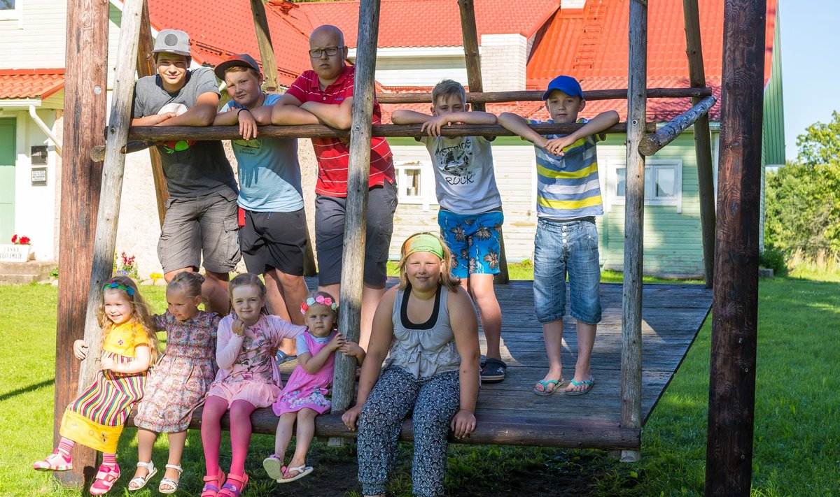Lapsed külakiigel aasta külaks valitud Läsna-Loobul.