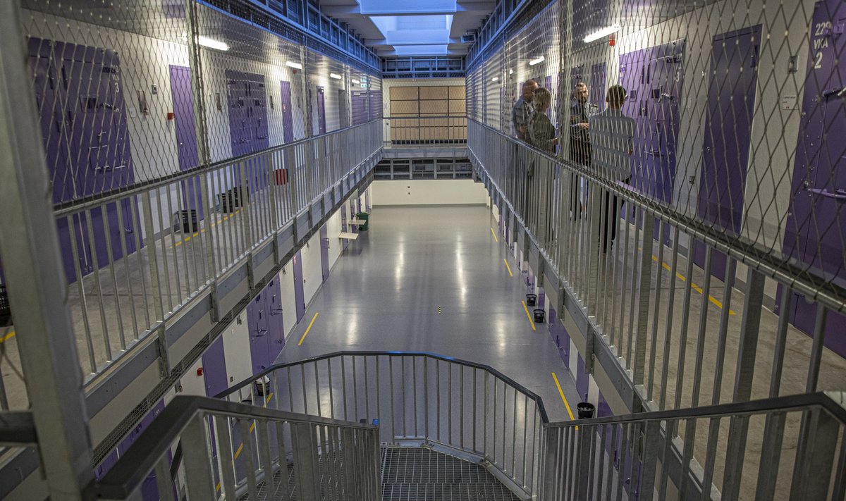 Euroopa Inimõiguste Kohus väljendas tõsist muret, et Viru vangla kasutab pikki ja järjestikuseid üksikvangistusi, kui vangid keelduvad koristamisest