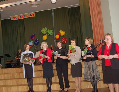 Lapsi valmistasid konkursiks ette (vasakult) Kaie Külasepp, Ulvi Kanter, Elviira Alamaa, Grete Põldma ja Reet Jürgens. Lauluvõistluse korraldas Sirje Luberg