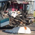 ФОТО: На виадуке Алувере столкнулись фургон и рейсовый автобус