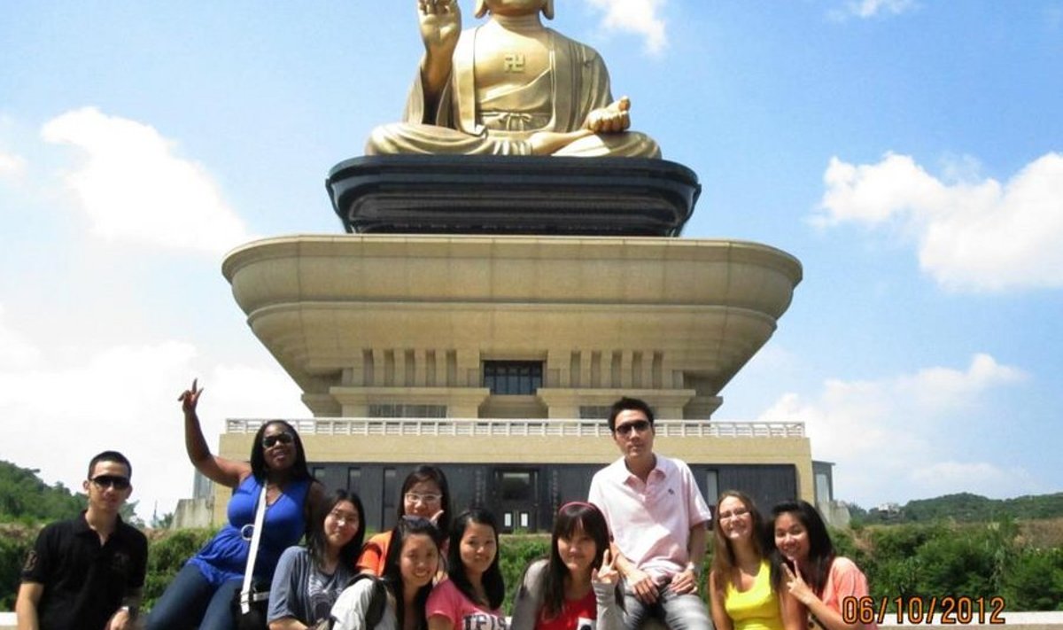 Liisi (paremalt teine) koos kaasüliõpilastega Aasiast ja Aafrikast Fo Guang Shan'i nimelist Buddha mälestustemplit külastamas. Foto: erakogu