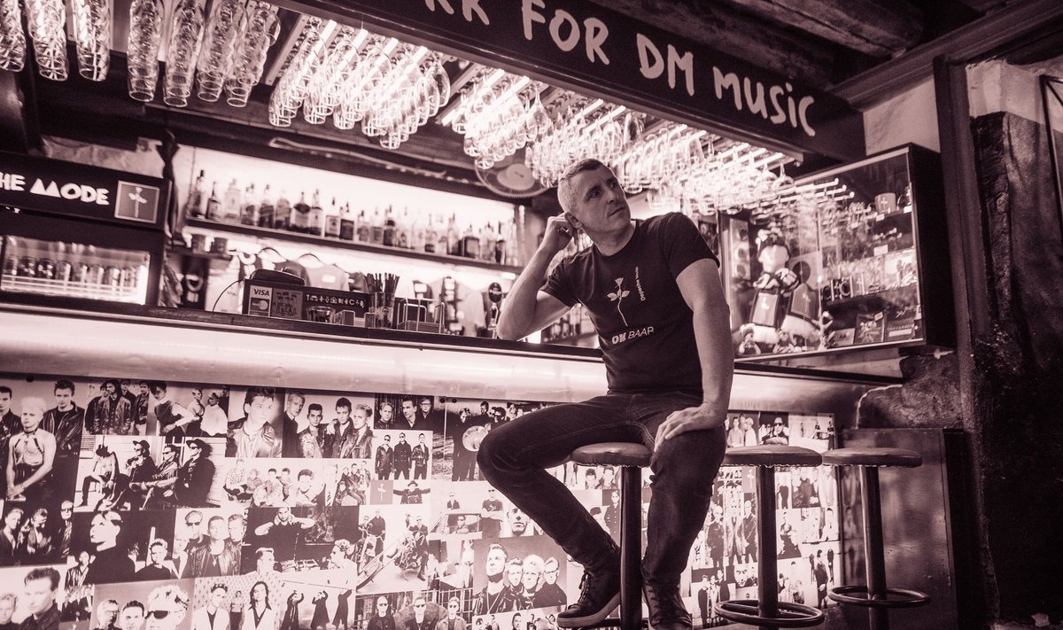 Дан Буйненко, управляющий баром Depeche Mode, — фанат группы, он создал это место своими руками.