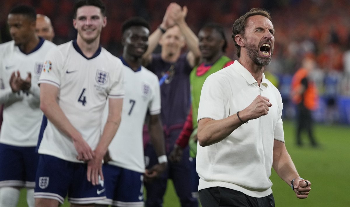 Inglismaa peatreener Southgate tähistab mängijate ja fännidega järjekordset finaalikohta.