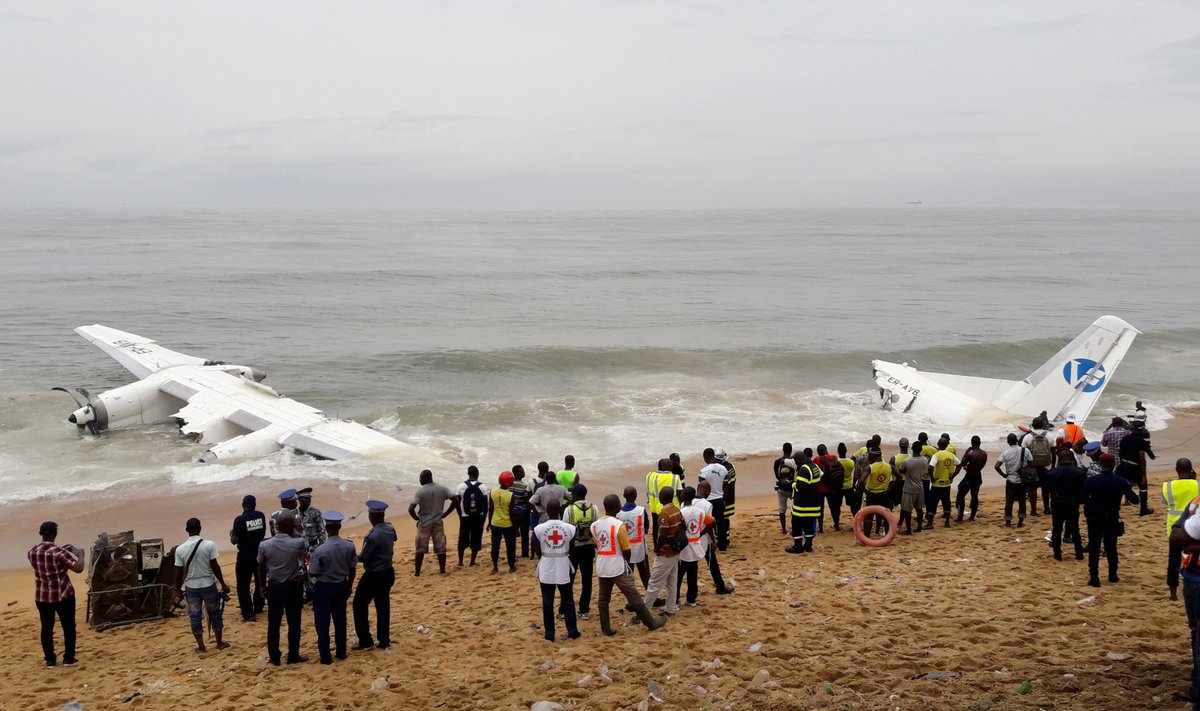 Politseinikud ja uudishimulikud Elevandiluuranniku lähedal merre kukkunud kaubalennukit uudistamas. Uue meetodiga on ehk võimalik ka vettekukkunud lennukeid või nende osi leida. 