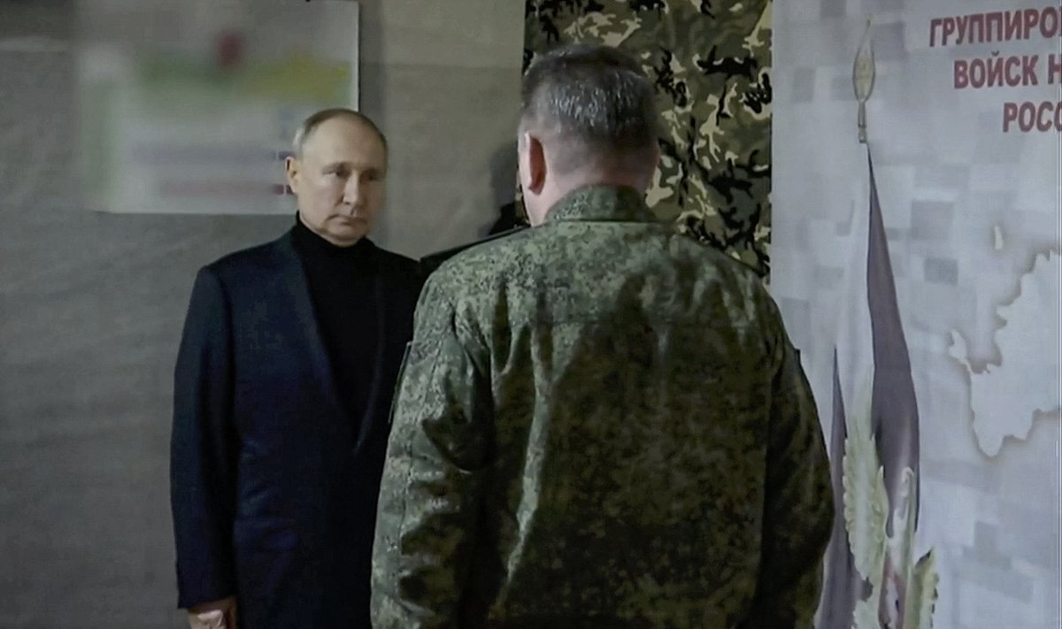 Putin kohtus Hersonis Vene sõjaväe kõrgete ohvitseridega, et kuulata, kuidas nad rindeolukorda hindavad.