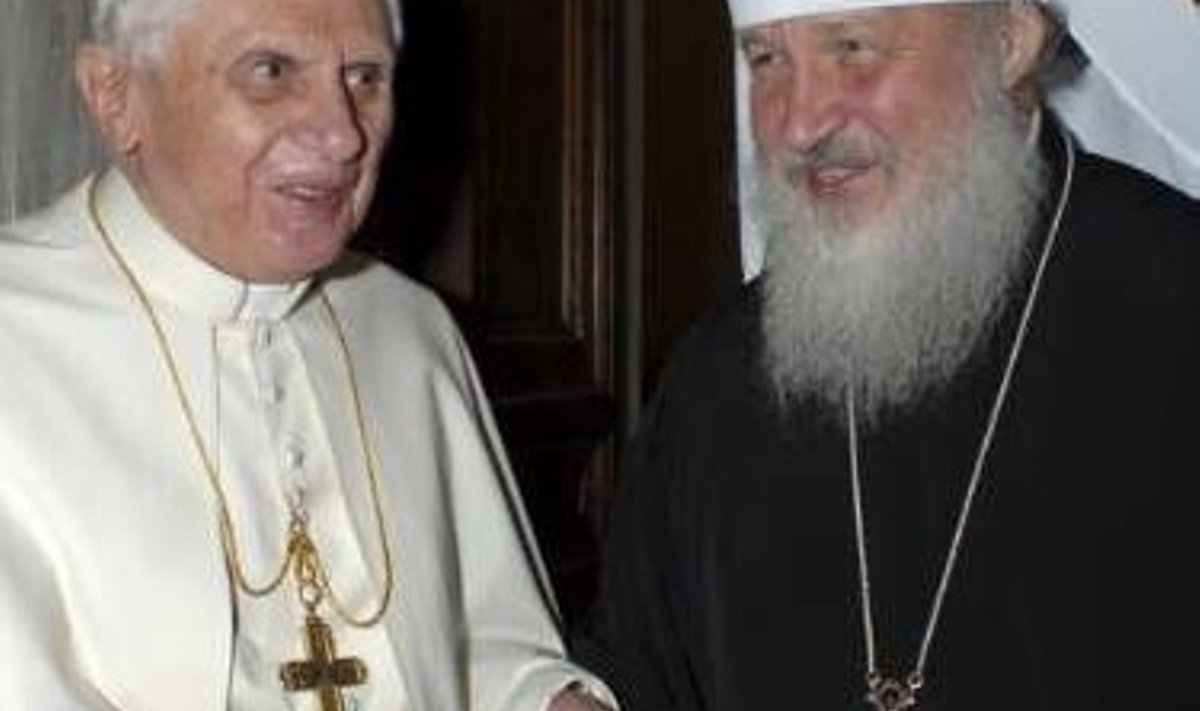 Paavst Benedictus XVI ja pildi tegemise ajal veel metropoliidi ametit pidanud Kirill.