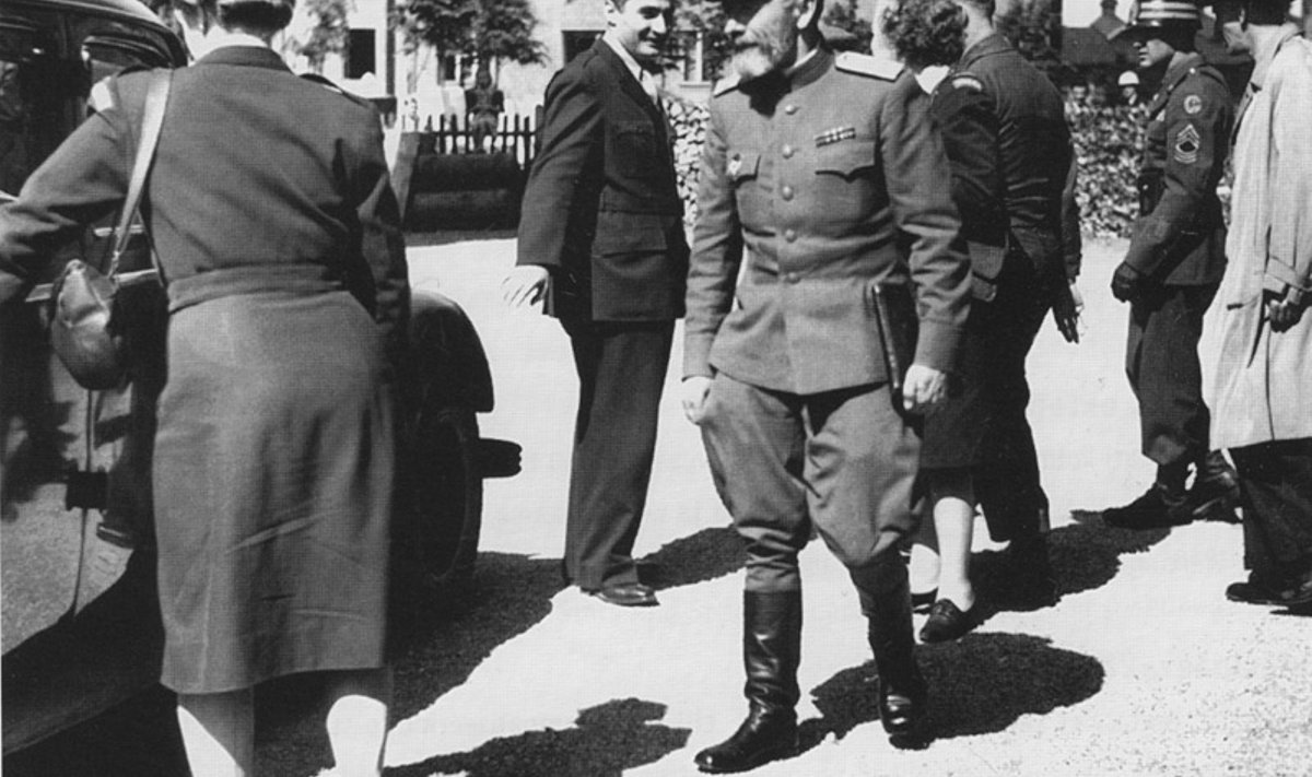 ÄHVARDAS JA MEELITAS: Nõukogude ohvitser Balti põgenikelaagris Saksamaal kojumineku kihutustööd tegemas.