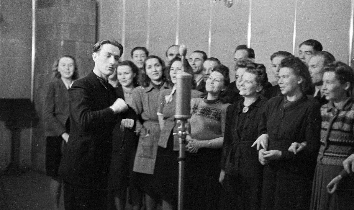 Roman Toi esines aastatel 1945–1946 ringhäälingu kooriga eetris.