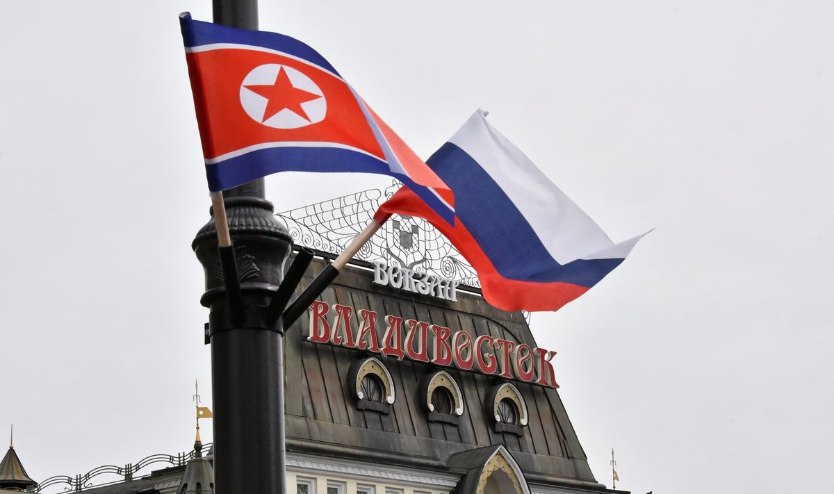 Vladivostokis lehvivad Venemaa ja Põhja-Korea riigilipud.