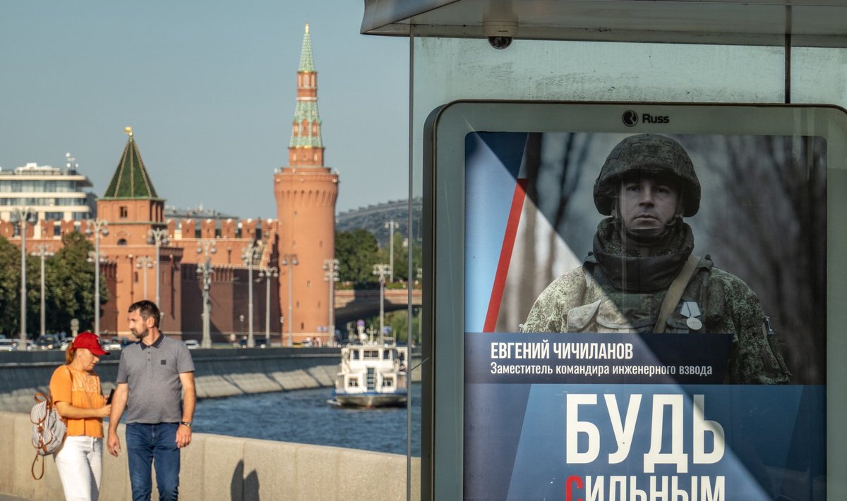 Sõjaväeteenistuse reklaam bussipeatuses