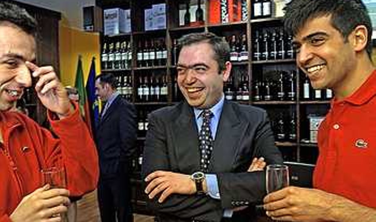 PORTUGAL TULI LÄHEMALE: Pedro Almeida (keskel) avatud uues veinipoes on heas valikus veini, napsu ja õli. Vallo Kruuser