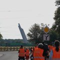 ФОТО И ВИДЕО | В Риге снесен последний элемент памятника в парке Победы — рухнул 79-метровый обелиск