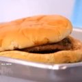 VIDEO: Soovid ampsu? 1999. aastal ostetud burger näeb välja täna selline, nagu 14 aastat tagasi