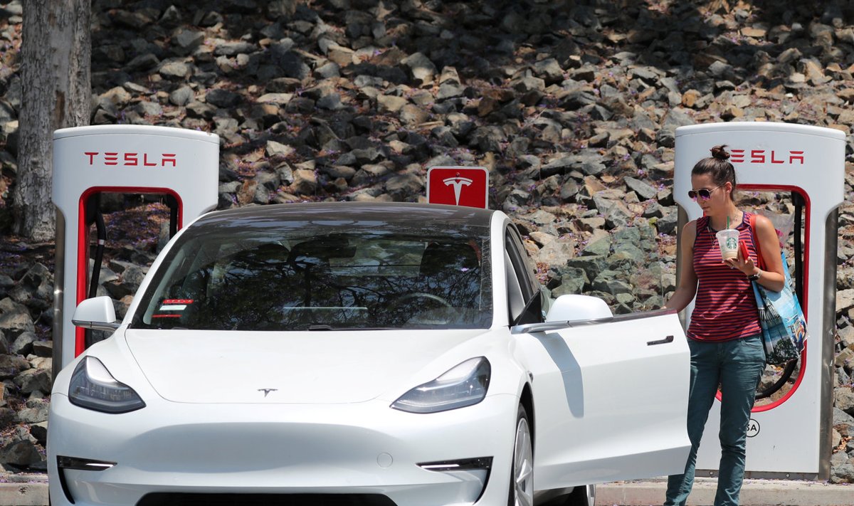 Tesla laadimas supercharger laadimisjaamas