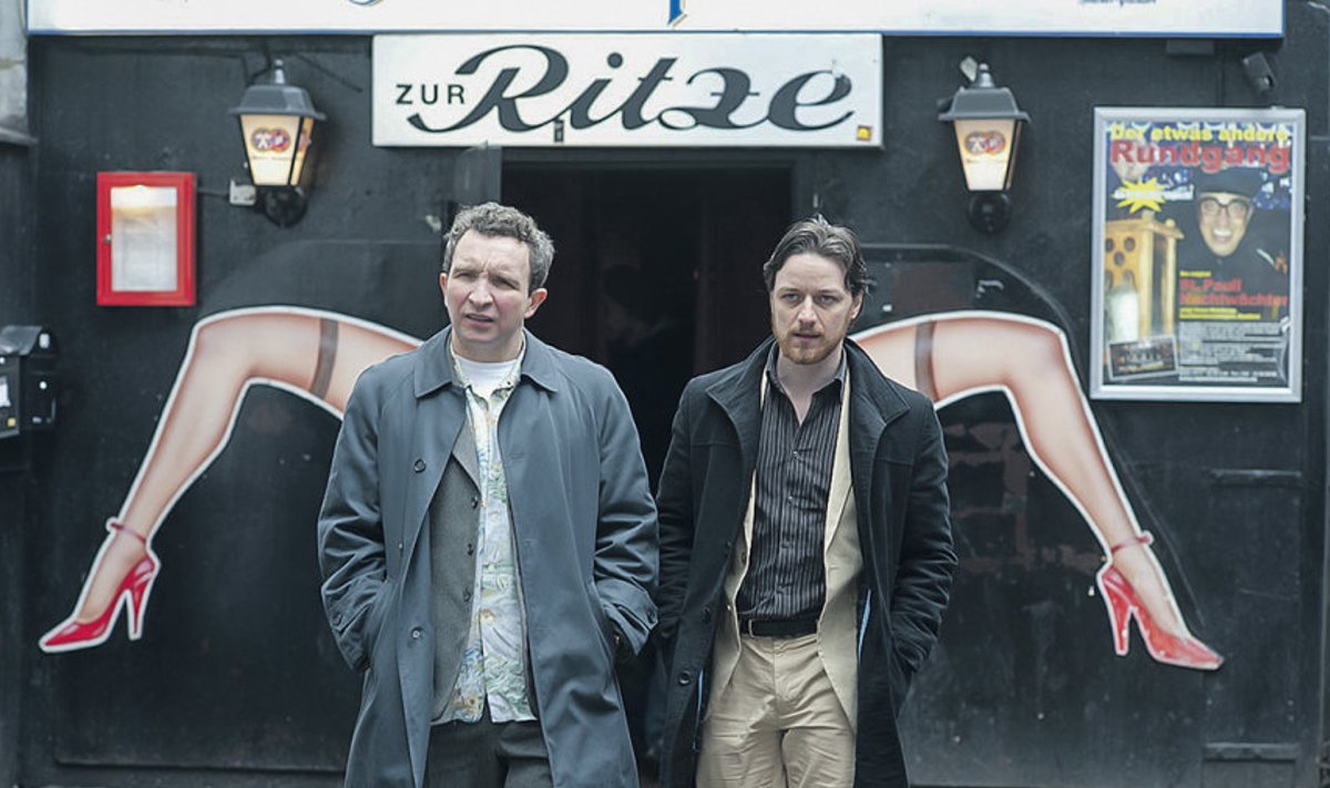Bruce Robertson (James McAvoy) ja ta sõber Bladesey (Eddie Marsan) teevad filmis meeleoluka reisi Hamburgi Reeperbahnile.