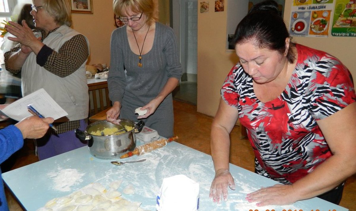 Maria Brovkina õpetussõnade järgi valmivad kartulivareenikud. Foto erakogust
