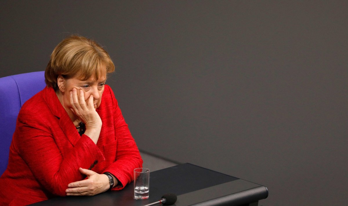 Saksamaa liidukantsler Angela Merkel oli üleeile Berliini parlamendihoones sügavas mõttes.