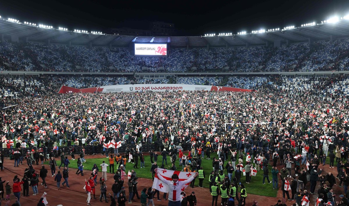 Tuhanded grusiinid tormasid ajaloolise õhtul järel staadionile tähistama.