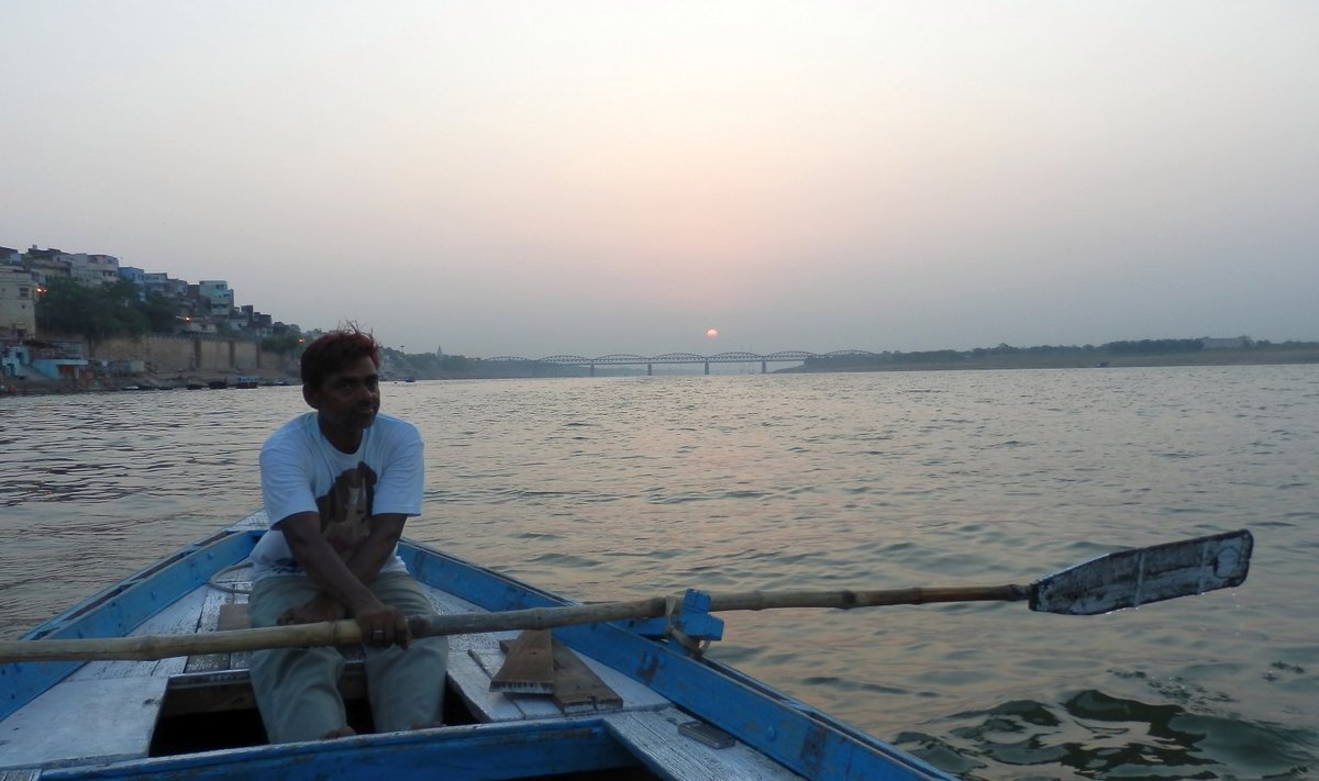 Varanasi päikesetus Gangesel.