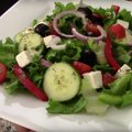 KIIRE ÕHTUSÖÖGI SOOVITUS: Maitsev ja kerge Kreeka salat õhtusöögiks