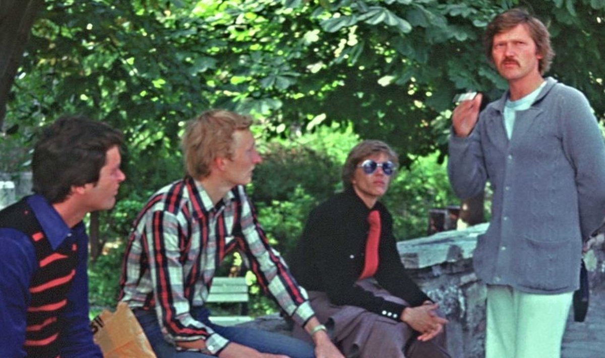 Politoloog peab loengut: Ungari Veszprèmi välisrühma komandör Rein Toomla selgitab olukorda Tartu sõpruskomitaadis. Tähelepanelikult kuulavad (vasakult) Viktor Kaasik, Jaak Aaviksoo ja Rein Lang (Molekul). EÜE 1978.