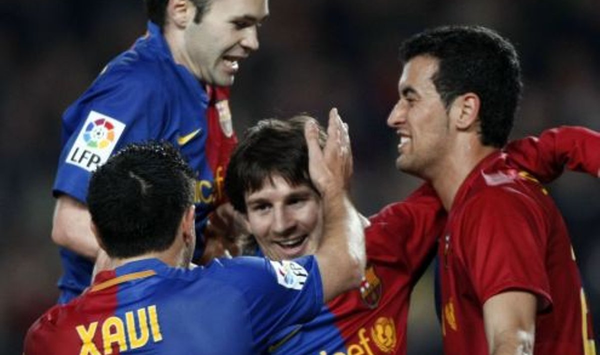 Barcelona mängijad Iniesta, Xavi, Messi ja Busquets