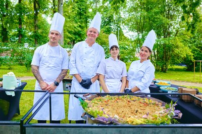 VASTUVÕTU MENÜÜS olid võileivatordid, millest üks suitsukala ja kurgiga ning teine Muhu leivast ja singikreemist. Samuti pakuti pasteeti jõhvikatega. Avatud oli ka graavikala jaam, kus sai proovida kuue erineva maitsega graavilõhet. Vokkpannilt serveeriti kõrvitsaorsotot (pildil) ja kolme eesti kala pada.