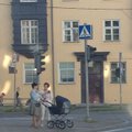 LUGEJA FOTOD: Hiljuti emaks saanud Anu Välba käis oma beebiga jalutamas