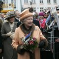 ÖÖPÄEV TALLINNAS | Raekoja platsil tervitasid kuningannat tuhanded laulvad inimesed