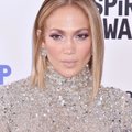 FOTO | Rinnahoidjat pole vajagi: Jennifer Lopez suudab isegi teejoomise seksikaks muuta