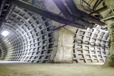 в 1960-1970-х годах ленинградские метростроевцы и военнослужащие строительных батальонов Советской Армии прорыли три тоннеля длиной 800 метров и диаметром 6 метров.