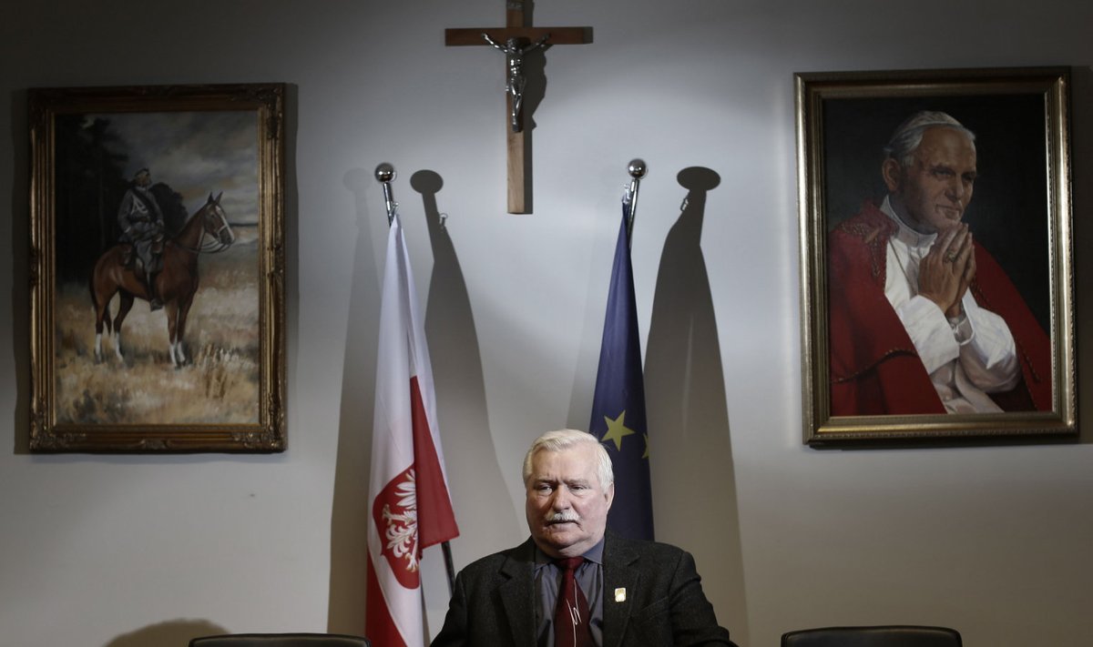 Poola ekspresident Lech Wałęsa oma büroos. 