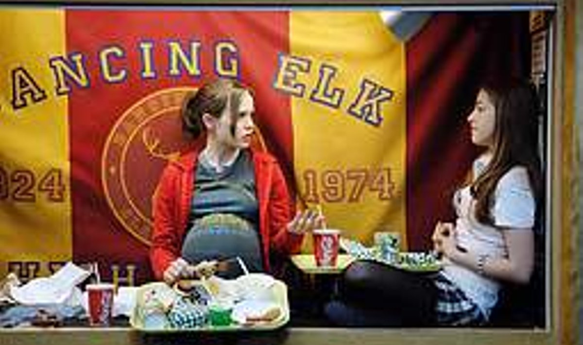 üleküpsed teismelised: Juno (Ellen Page, vasakul) on tavaline 16aastane tüdruk ühes väga tavalises Ameerika linnakeses. Ja võite ise kujutada ette veelgi tavalisemate vanemate üllatust, kui tütrel kõht kasvama hakkab, ta abordist keeldub ja hakkab hoopis koos oma parima sõbranna Leah’ga (Olivia Thirlby) kuulutusteleheküljelt kasuvanemaid otsima. www.filmfestivalrotterdam.com