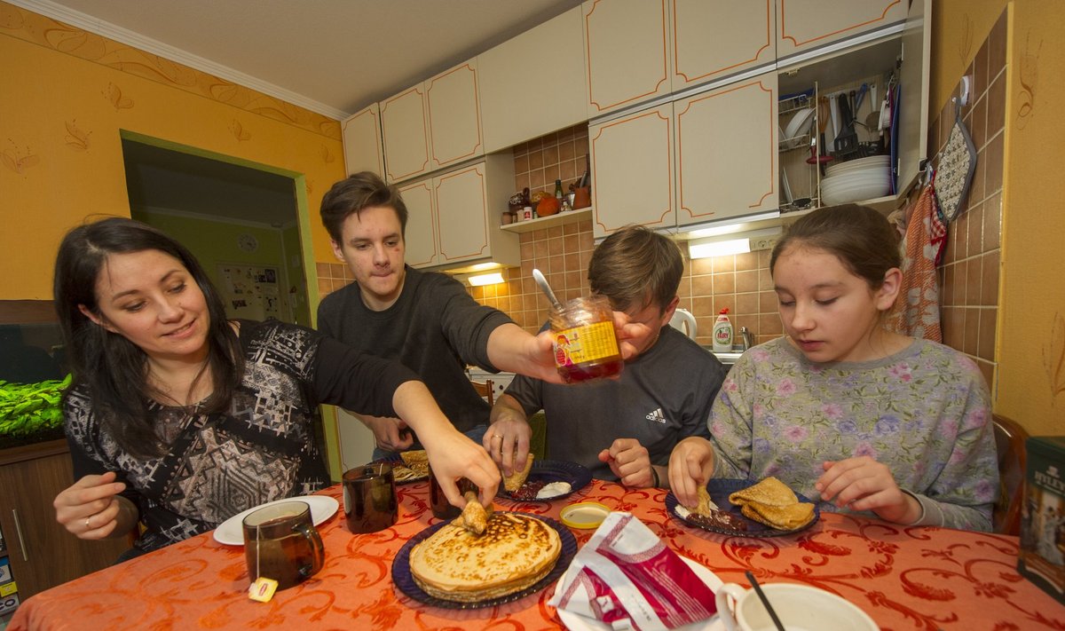 PEREIDÜLL: Marina, Andrei, Oleg ja Darja huviringidest vabal hetkel koduköögis.