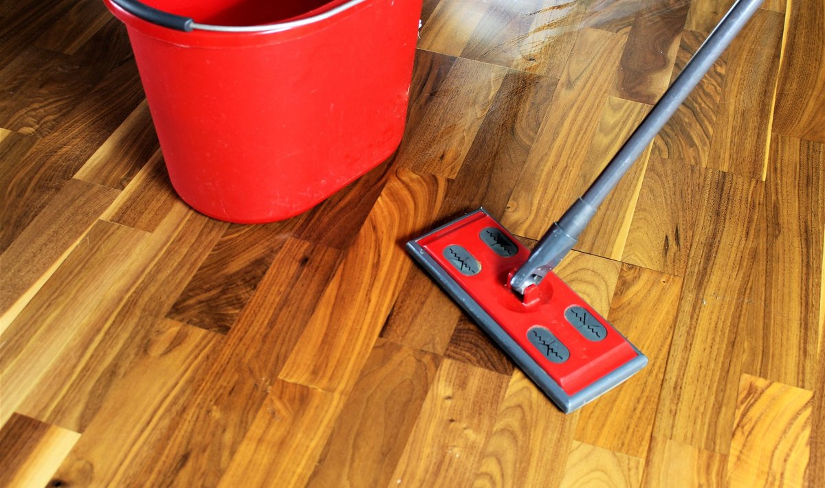 Puitpõranda vaenlane on kriime tekitav lahtine mustus, mida tuleks pinnalt eemaldada iga päev.