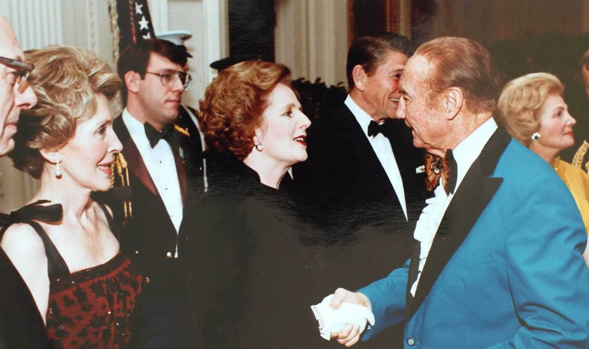UK peaminister Margaret Thatcher ja USA kõigi aegade vanim senaator Strom Thurmond kätlevad Valge Maja banketil 1981.