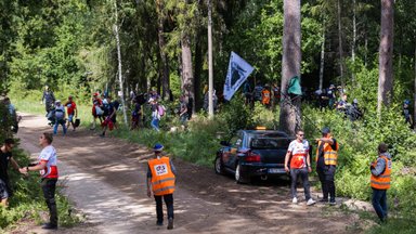 FOTOD | Turvatöötajate korraldusi eiranud pealtvaatajad põhjustasid Rally Estonial katse seiskumise