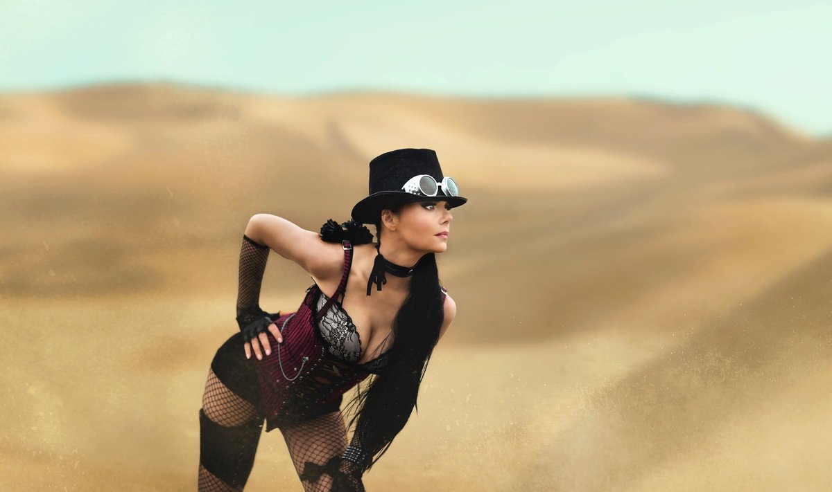 NAGU NEVADAS Eelmise aasta alguses, enne eriolukorra väljakuulutamist tegi Sigrid ettevalmistusi, et sõita Nevada kõrbesse festivalile Burning Man. Kuna see lükati edasi, otsustas ta samas kostüümis, millega oli kavatsenud festivalil osaleda, teha fotosessiooni Pärnu rannas.