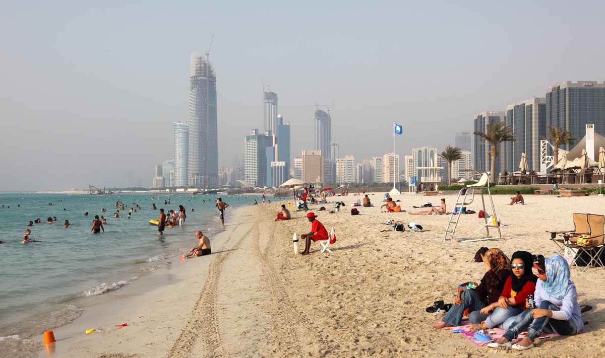 Abu Dhabi pilvelõhkujate vahel saab nii päevitada kui ka kajakiga sõitmas käia.