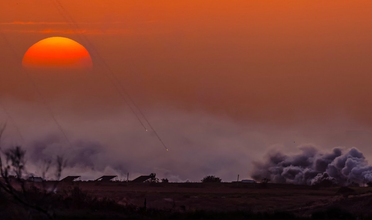 Suitsupilved Gaza põhjaosa kohal 29. oktoobri päikesetõusu ajal.
