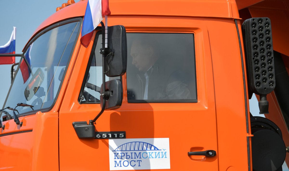 Kertši silla avamistseremoonial 2018. aastal sõitis Vene president Vladimir Putin väidetavalt sellest esimesena üle. Kas see ka päriselt juhtus või on toonased jäädvustused moonutatud, jääbki ilmselt saladuseks.